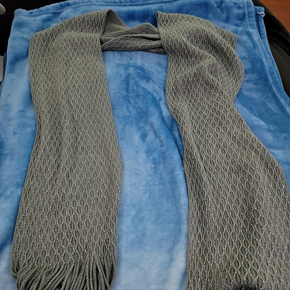 🤑 *NWOT* Grey glittery scarf